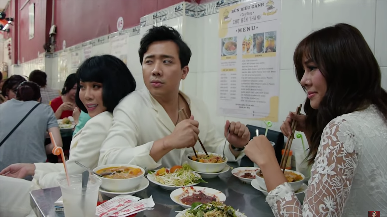 Trấn Th&agrave;nh số 2 th&igrave; kh&ocirc;ng ai số 1: đi ăn b&uacute;n ri&ecirc;u m&agrave; cả team mặc to&agrave;n đồ trắng tinh như đi ăn tiệc cưới - Ảnh 4.