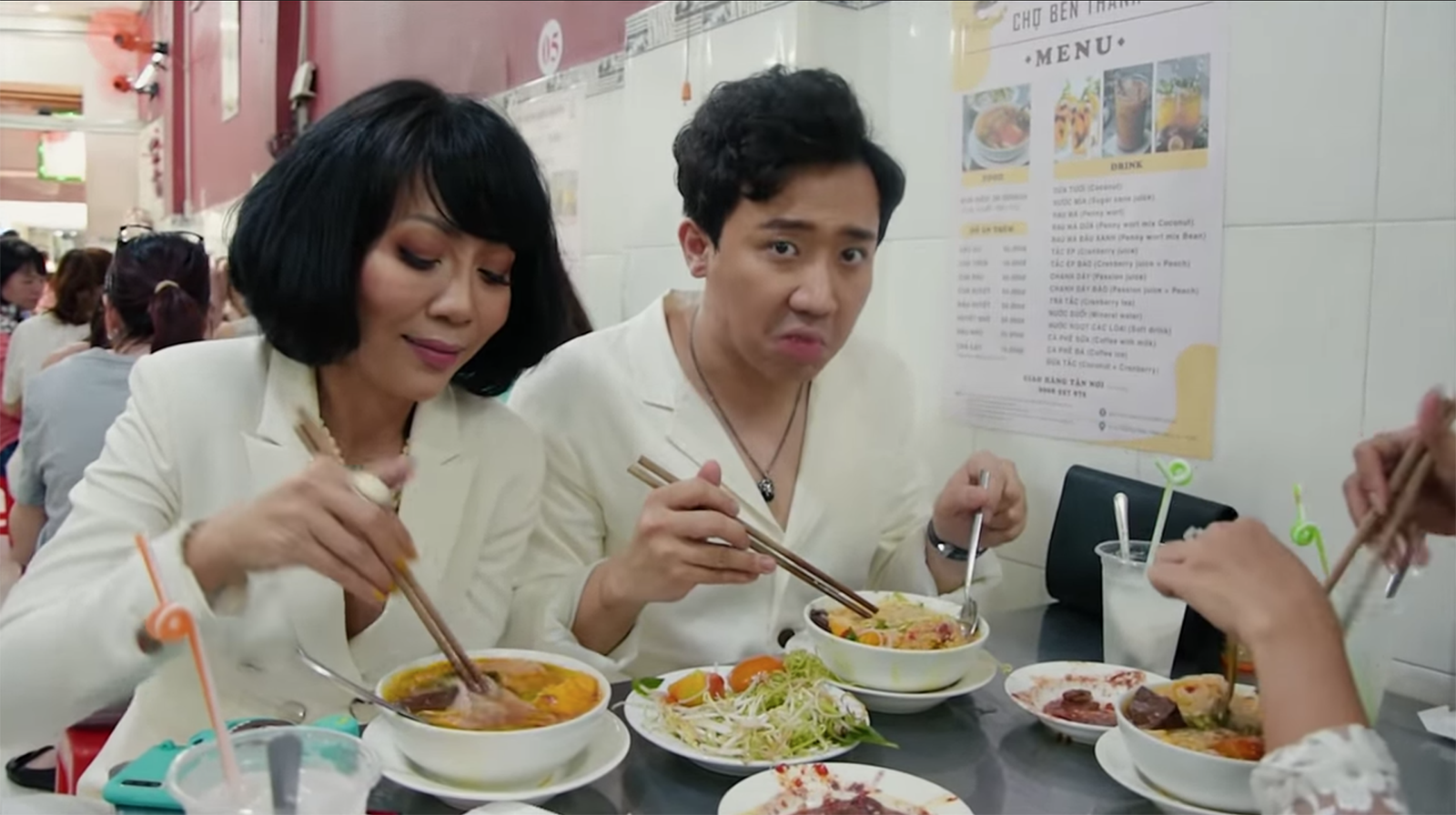 Trấn Th&agrave;nh số 2 th&igrave; kh&ocirc;ng ai số 1: đi ăn b&uacute;n ri&ecirc;u m&agrave; cả team mặc to&agrave;n đồ trắng tinh như đi ăn tiệc cưới - Ảnh 7.