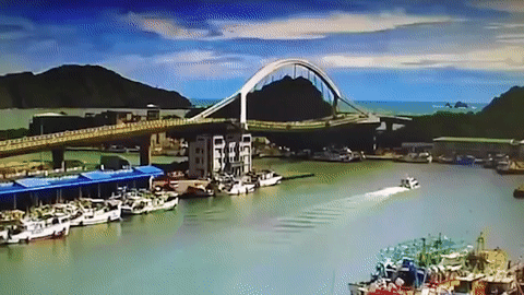 Khoảnh khắc kinh hoàng khi cây cầu dài 140m ở Đài Loan sụp đổ trong tíc tắc, khiến hàng chục người bị thương và mất tích - Ảnh 1.
