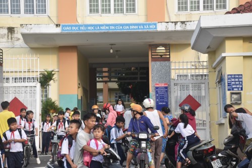 TP.HCM: Triều cường dâng cao giờ tan tầm, phụ huynh học sinh ướt sũng vượt “biển” nước về nhà - Ảnh 2.