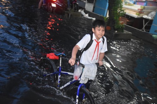 TP.HCM: Triều cường dâng cao giờ tan tầm, phụ huynh học sinh ướt sũng vượt “biển” nước về nhà - Ảnh 4.