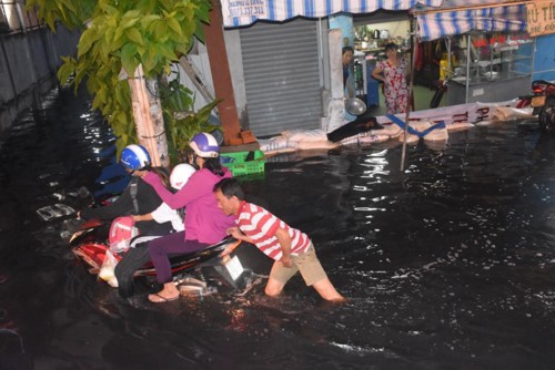 TP.HCM: Triều cường dâng cao giờ tan tầm, phụ huynh học sinh ướt sũng vượt “biển” nước về nhà - Ảnh 5.