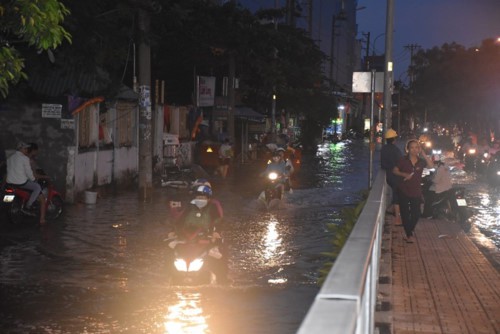 TP.HCM: Triều cường dâng cao giờ tan tầm, phụ huynh học sinh ướt sũng vượt “biển” nước về nhà - Ảnh 6.