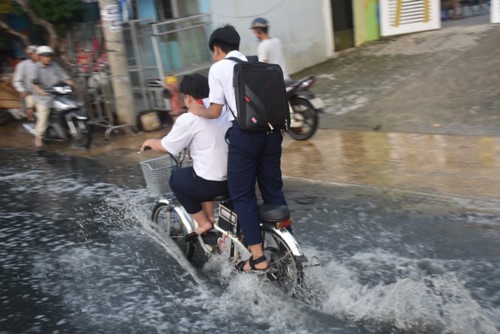 TP.HCM: Triều cường dâng cao giờ tan tầm, phụ huynh học sinh ướt sũng vượt “biển” nước về nhà - Ảnh 7.