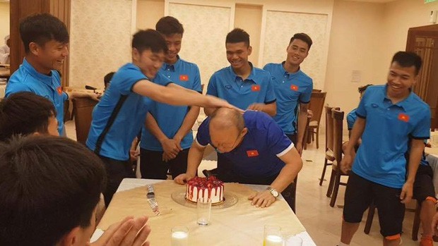 HLV Park Hang-seo góp 1 tay khiến mặt Tiến Dũng dính đầy bánh kem trong ngày sinh nhật - Ảnh 4.