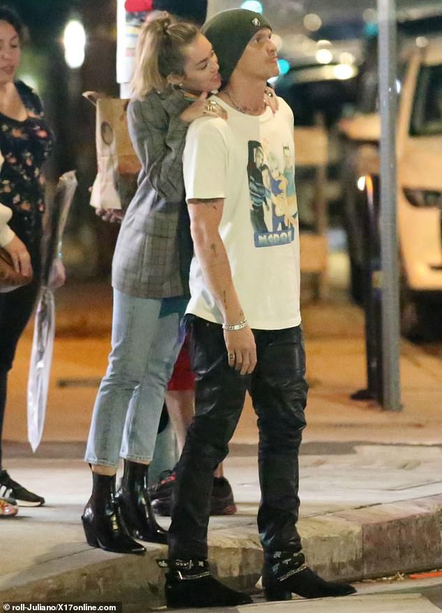 Miley Cyrus lần đầu công khai khoá môi Cody Simpson trước bàn dân thiên hạ, dính tình trẻ như hình với bóng - Ảnh 2.