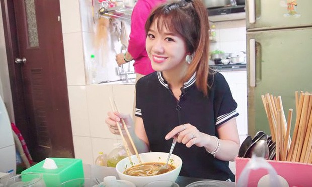 Nói tiếng Việt có thể đôi khi chưa rõ nhưng Hari Won lại rất am hiểu ẩm thực Việt, từ ngày cưới Trấn Thành còn thường xuyên đi review ăn uống như ai - Ảnh 21.