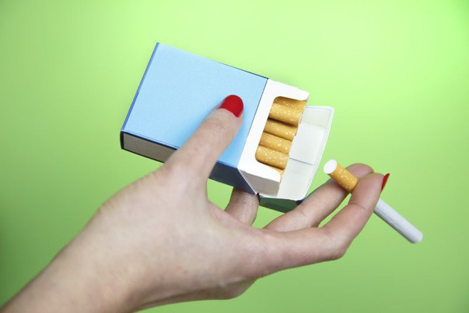 Nghiên cứu chỉ ra hút dưới 5 điếu thuốc lá mỗi ngày cũng tàn phá phổi tương đương 30 điếu - Ảnh 1.