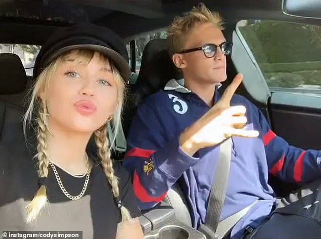 Ly dị Liam và chia tay bạn gái, Miley Cyrus vừa quyết định dọn về sống chung với tình trẻ sau 1 tháng hẹn hò - Ảnh 1.