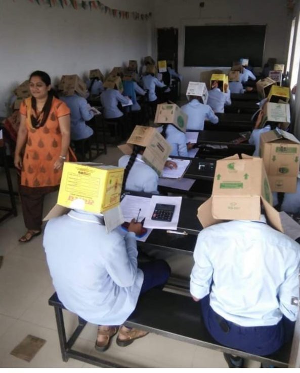 Ấn Độ: Chống gian lận thi cử, trường cao đẳng bắt học sinh đội thùng carton lên đầu để đảm bảo không còn cửa quay cóp - Ảnh 2.