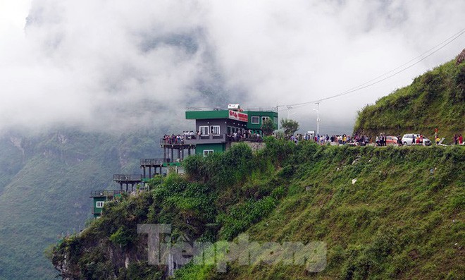 Hàng ngàn du khách check in ở Panorama Mã Pì Lèng giữa lúc đình chỉ hoạt động - Ảnh 2.