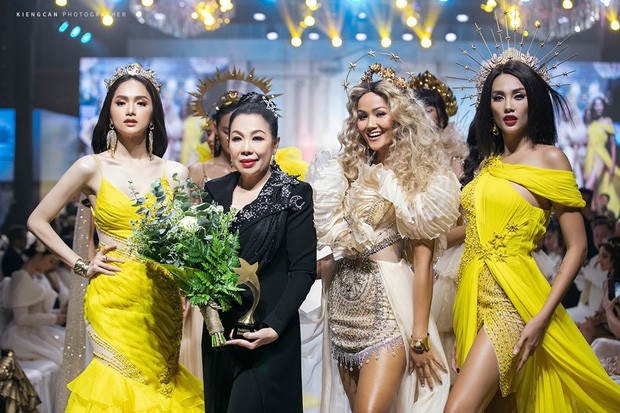 2 khoảnh khắc kết show gây chú ý: Phạm Hương bị nghi chắn Hương Giang, Hoàng Yến kéo HHen Niê lên vị trí đẹp! - Ảnh 2.