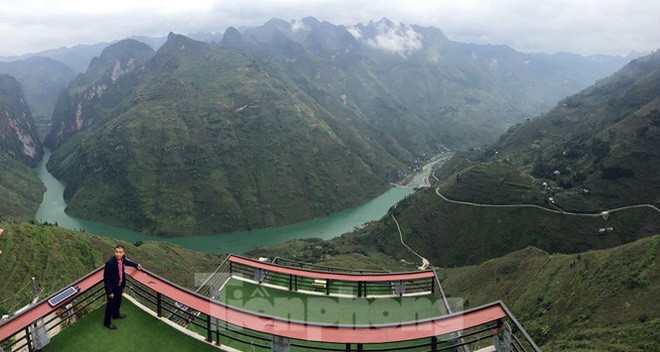 Hàng ngàn du khách check in ở Panorama Mã Pì Lèng giữa lúc đình chỉ hoạt động - Ảnh 13.