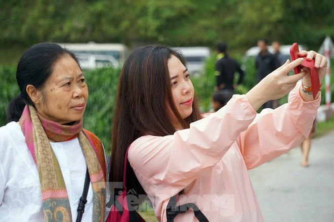 Hàng ngàn du khách check in ở Panorama Mã Pì Lèng giữa lúc đình chỉ hoạt động - Ảnh 11.