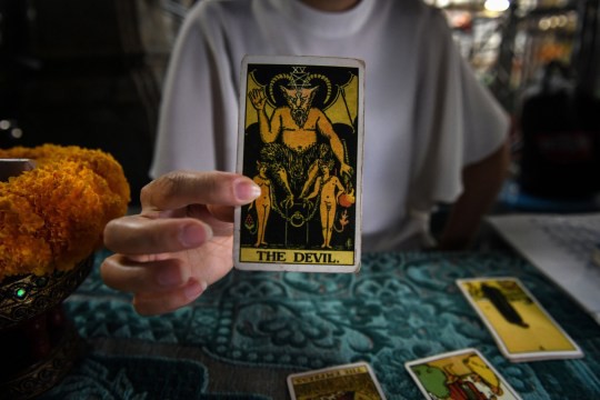 Bị bạn gái dùng bài Tarot bắt thóp chuyện ngoại tình, người đàn ông quay sang hành hung dã man người yêu - Ảnh 2.