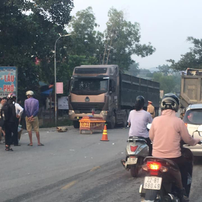 Clip: Lạng lách đánh võng không may trượt bánh, nam thanh niên lao thẳng xe máy vào đầu xe tải - Ảnh 3.