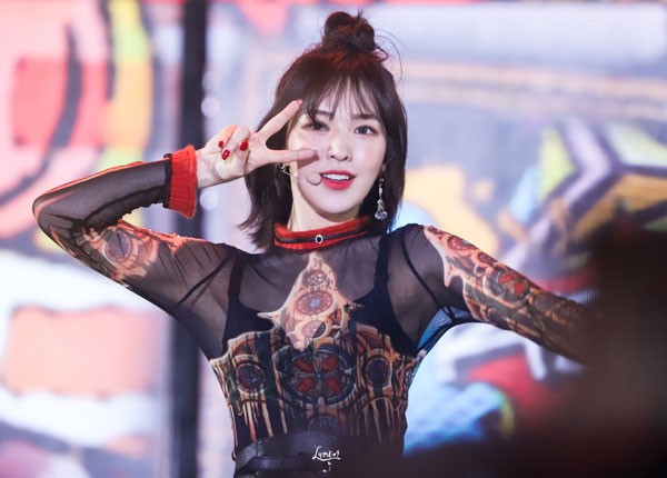 Khoảnh khắc như ngôn tình giữa V (BTS) và Wendy (Red Velvet) bỗng hot trở lại, ai ngờ cái kết không thể lãng xẹt hơn - Ảnh 1.