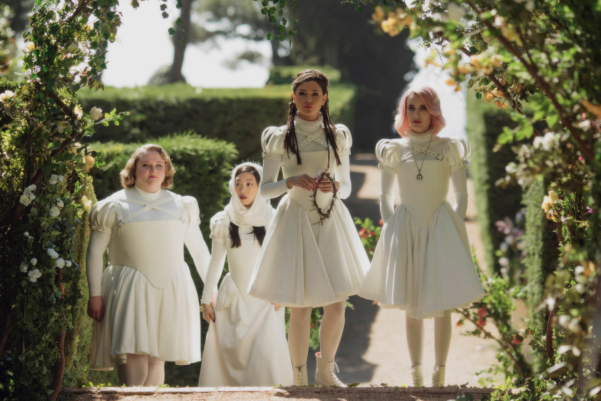 L&ograve; đ&agrave;o tạo thi&ecirc;n kim tiểu thư Paradise Hills: Khu vườn vừa mơ mộng vừa c&aacute;m dỗ hơn cả xứ Moors của Ti&ecirc;n Hắc &Aacute;m! - Ảnh 6.