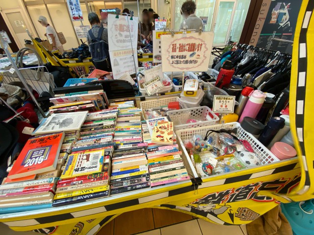 Kỳ lạ khu chợ chuyên bán đồ khách bỏ quên trên tàu điện ở Nhật, muốn mua hàng hiệu “giá rẻ như cho” thì đến đây - Ảnh 13.
