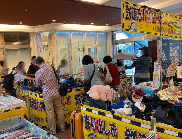 Kỳ lạ khu chợ chuyên bán đồ khách bỏ quên trên tàu điện ở Nhật, muốn mua hàng hiệu “giá rẻ như cho” thì đến đây - Ảnh 3.
