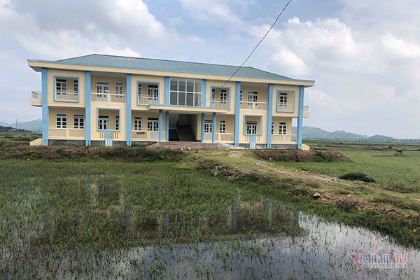Trường tiền tỷ bỏ hoang giữa cánh đồng, trẻ phải học nhờ trên đất đền - Ảnh 1.
