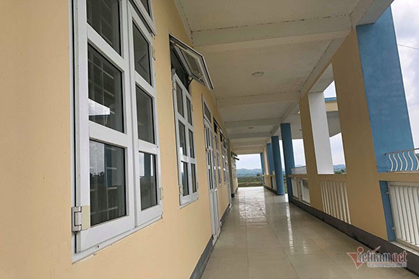 Trường tiền tỷ bỏ hoang giữa cánh đồng, trẻ phải học nhờ trên đất đền - Ảnh 2.