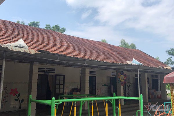 Trường tiền tỷ bỏ hoang giữa cánh đồng, trẻ phải học nhờ trên đất đền - Ảnh 3.