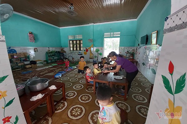 Trường tiền tỷ bỏ hoang giữa cánh đồng, trẻ phải học nhờ trên đất đền - Ảnh 4.