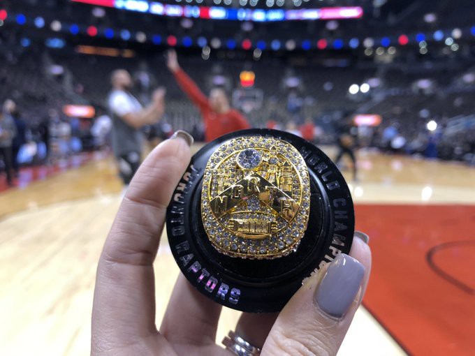 Cận cảnh về chiếc nhẫn vô địch của Toronto Raptors: Siêu to siêu khổng lồ, choáng với số lượng kim cương khủng được đính thêm - Ảnh 3.