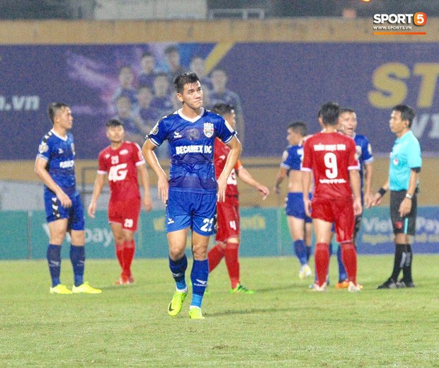 Top 5 biến căng gây tranh cãi ở V.League 2019: Trọng tài FIFA bẻ còi, HAGL chỉ đá cho vui - Ảnh 3.