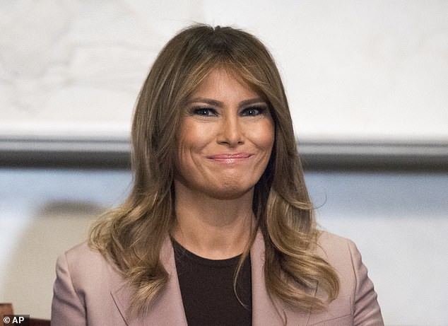 Bà Melania Trump ăn vận thanh lịch nhưng lại giống hệt Công nương Diana, dân tình người khen người chê tơi tả - Ảnh 2.