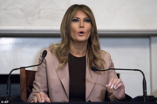 Bà Melania Trump ăn vận thanh lịch nhưng lại giống hệt Công nương Diana, dân tình người khen người chê tơi tả - Ảnh 3.