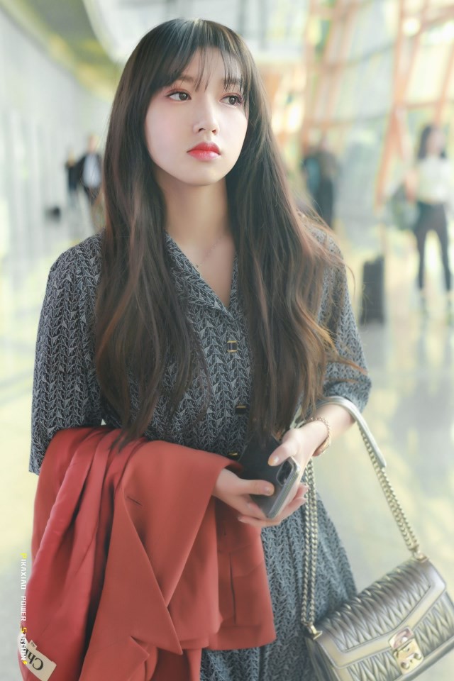 Khoảng c&aacute;ch từ tr&aacute;n h&oacute;i đến xinh như b&uacute;p b&ecirc; chỉ l&agrave; v&agrave;i sợi t&oacute;c m&aacute;i: Nữ idol Tr&igrave;nh Ti&ecirc;u sẽ cho bạn thấy điều kỳ diệu khi để m&aacute;i - Ảnh 3.