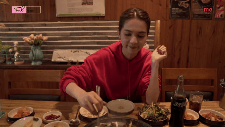 Đập hộp vlog “gây náo loạn” Seoul của Ngọc Trinh: Mua sắm, chụp hình sang chảnh mà ăn uống thì vẫn chọn toàn quán vỉa hè - Ảnh 7.