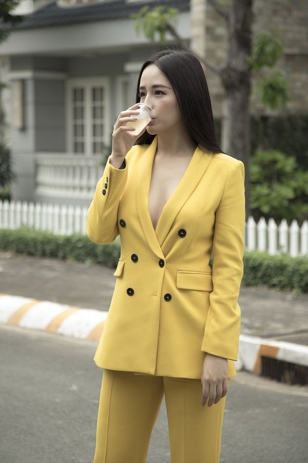 Bộ suit đứng đắn là thế mà Mai Phương Thúy lại chỉ khiến dân tình “nóng mắt” vì cực chăm phô diễn vòng 1 căng đầy - Ảnh 2.