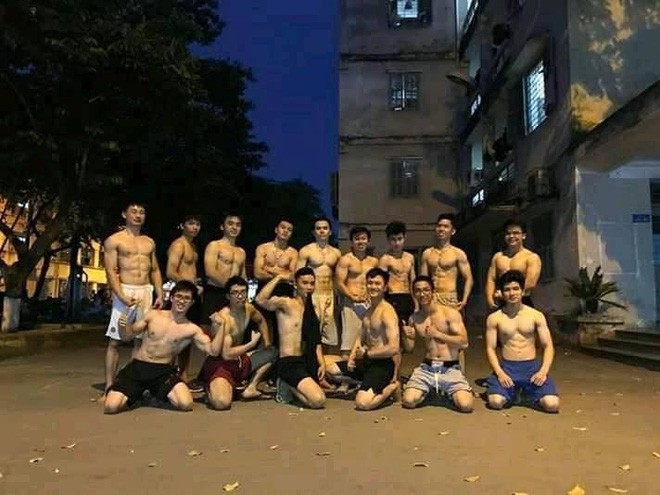 Lóa mắt trước dàn nam sinh khoe cơ bụng 6 múi cuồn cuộn ngay giữa sân trường: Bạn học nhà người ta chưa bao giờ làm mình thất vọng! - Ảnh 2. Lóa mắt trước dàn nam sinh khoe cơ bụng 6 múi cuồn cuộn ngay giữa sân trường: Bạn học nhà người ta chưa bao giờ làm mình thất vọng! - Ảnh 2.