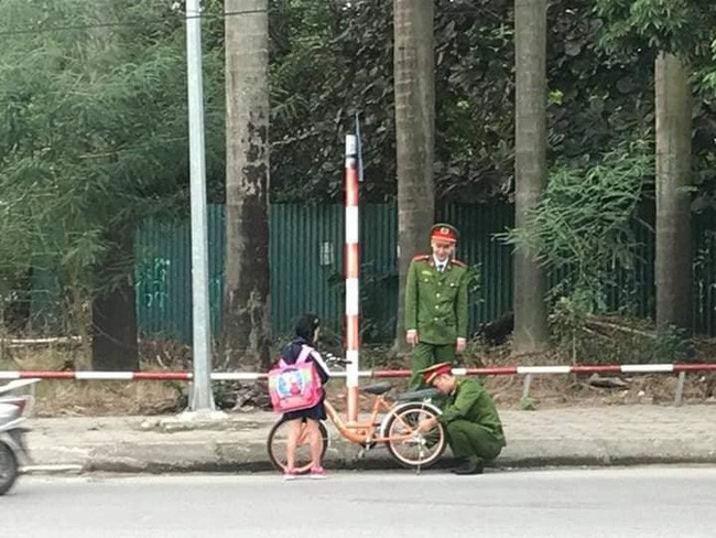 Đừng bao giờ dọa con: “Không ngoan mẹ báo công an đến bắt”, chính lực lượng áo xanh mới là những người đáng tin giúp con bạn lúc nguy cấp - Ảnh 1.