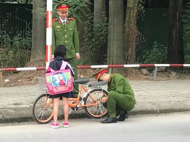 Đừng bao giờ dọa con: “Không ngoan mẹ báo công an đến bắt”, chính lực lượng áo xanh mới là những người đáng tin giúp con bạn lúc nguy cấp - Ảnh 2.