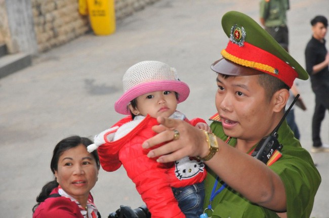 Đừng bao giờ dọa con: “Không ngoan mẹ báo công an đến bắt”, chính lực lượng áo xanh mới là những người đáng tin giúp con bạn lúc nguy cấp - Ảnh 3.