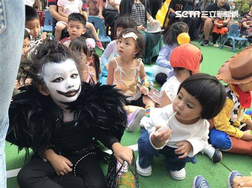 Đặc sản Halloween chính là những màn hóa trang Vô Diện, Joker, Valak,... phiên bản nhí cute hết nấc! - Ảnh 3.