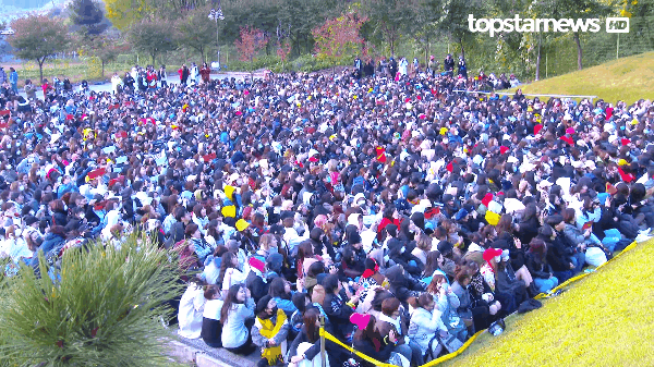 Ông hoàng Kpop G-Dragon cuối cùng đã xuất ngũ: Quá ngầu, cúi gập 90 độ trước 3.000 fan và phóng viên đông nghẹt thở - Ảnh 13.