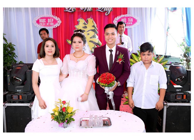 Chụp ảnh kỉ niệm trong đám cưới chị gái, nhưng biểu cảm phụng phịu của cậu em trai khiến nhiều người bật cười - Ảnh 1.