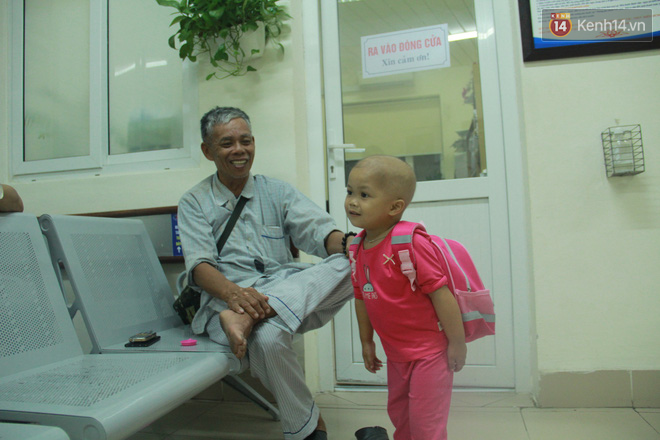 Xót lòng bé gái ung thư 3 tuổi đeo cặp sách lon ton trong bệnh viện: “Ngày nào nó cũng đòi đi học - Ảnh 8.