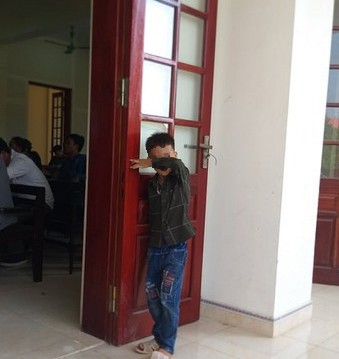 Xót xa đứa trẻ 7 tuổi xin nghỉ học đến tòa để được gặp bố - Ảnh 3.