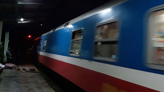 Ph&oacute;ng xe m&aacute;y băng qua đường sắt, nam thanh ni&ecirc;n bị t&agrave;u hỏa đ&acirc;m tử vong - Ảnh 1.