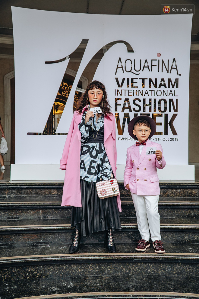 Street style AVIFW ng&agrave;y 2: giới trẻ t&iacute;ch cực l&ecirc;n đồ lồng lộn, c&aacute;c b&eacute; con cũng &ldquo;gắt&rdquo; kh&ocirc;ng k&eacute;m - Ảnh 11.
