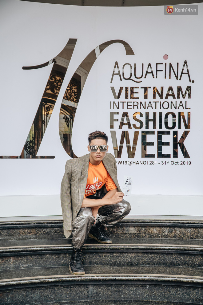 Street style AVIFW ng&agrave;y 2: giới trẻ t&iacute;ch cực l&ecirc;n đồ lồng lộn, c&aacute;c b&eacute; con cũng &ldquo;gắt&rdquo; kh&ocirc;ng k&eacute;m - Ảnh 6.
