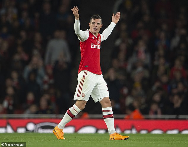 Cầu thủ Arsenal bị tước quyền đội trưởng vì cởi áo đấu vứt xuống đất, quay lại chửi CĐV nhà - Ảnh 2.
