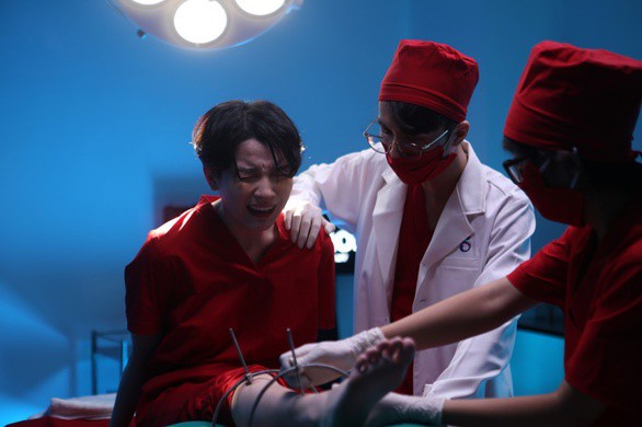 Loạt MV của Nguyễn Trần Trung Quân cái nào cũng drama cẩu huyết: Từ bách hợp đến đam mỹ đủ cả, ngôn tình hiện đại thì tai nạn hiến tim như phim Hàn Quốc - Ảnh 14.