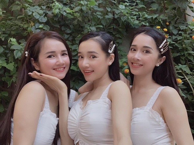 Chị em nhà Nhã Phương xinh đẹp vẹn toàn, chăm làm điệu và diện đồ giống nhau khi đứng chung 1 khung hình - Ảnh 1.